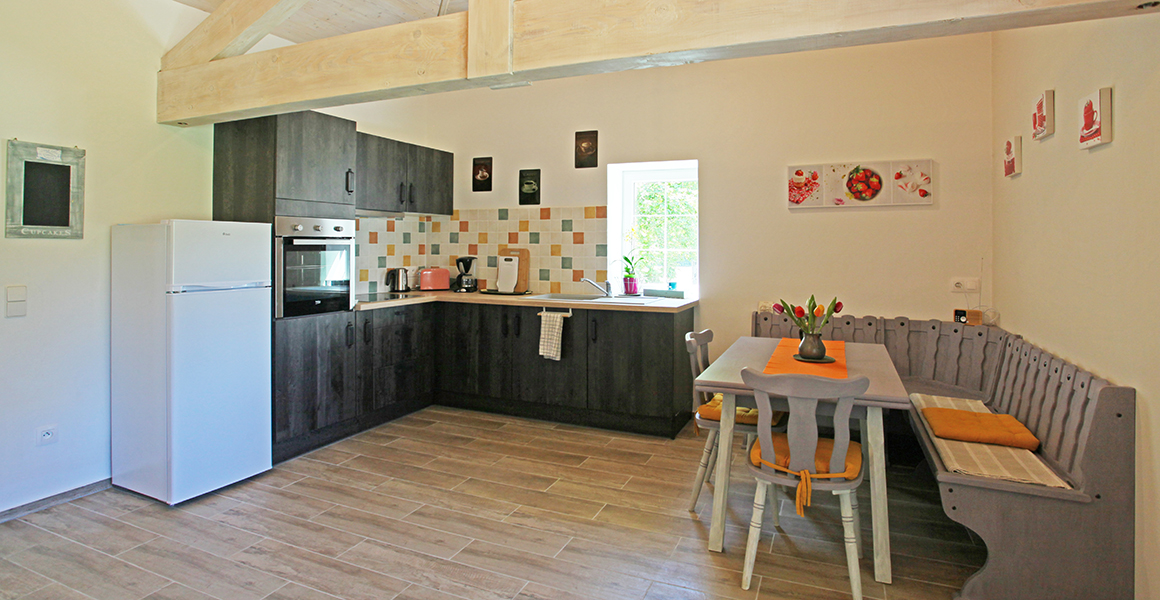Petit Faugereau kitchen/dining area