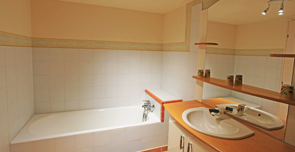 Ground floor bath/shower room 