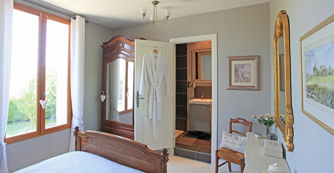 Farmhouse bedroom with ensuite shower