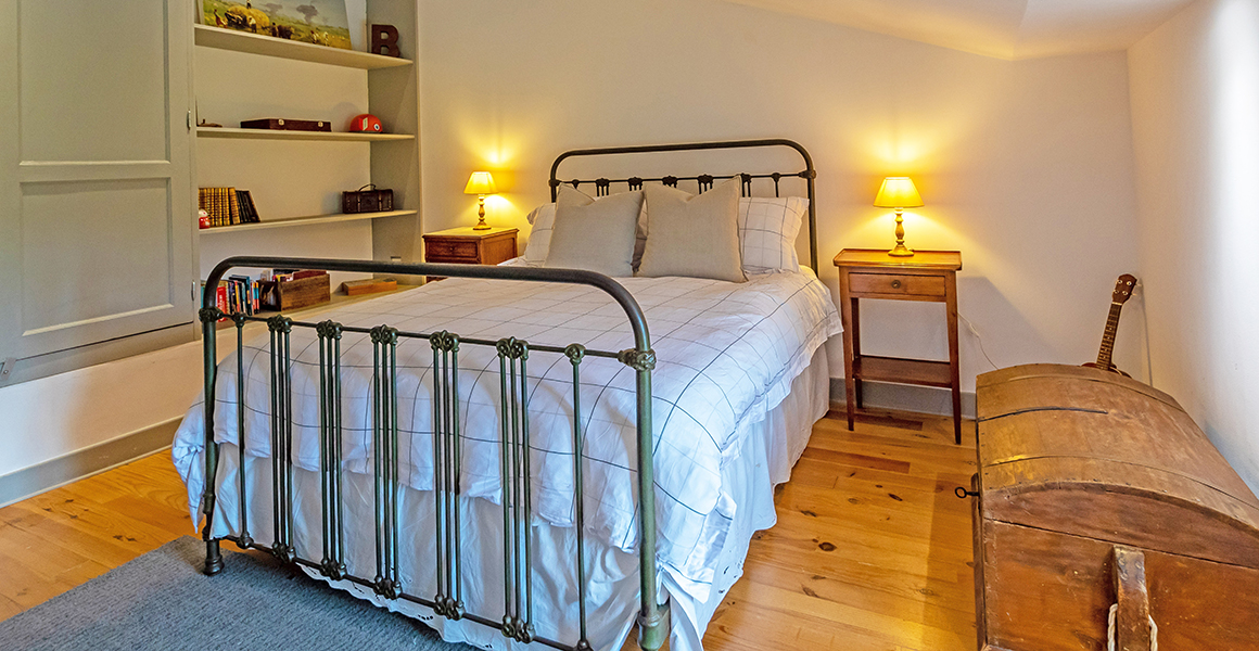Downstairs Double bedroom 