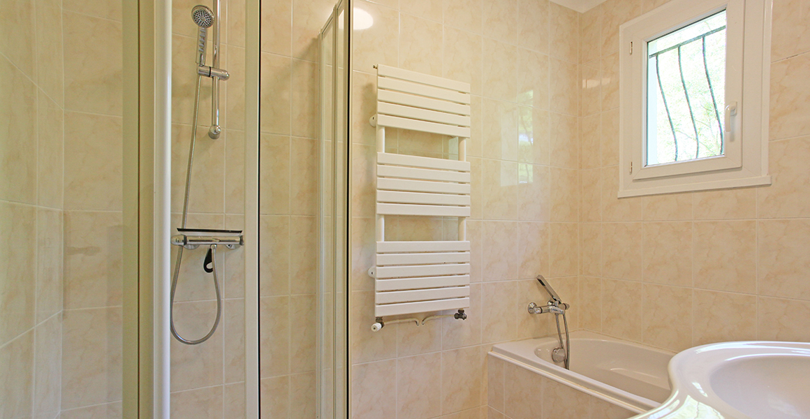 The bathroom shared by the twin and double bedrooms, there is a separate WC