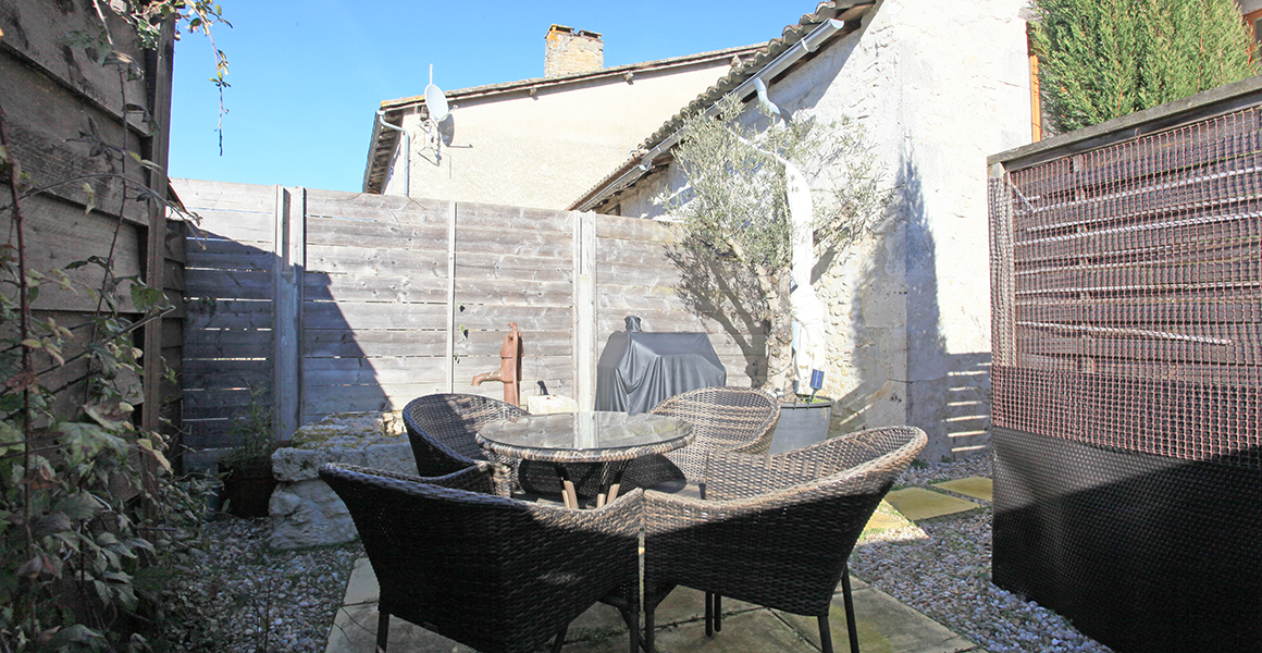 The courtyard with table, chairs and BBQ