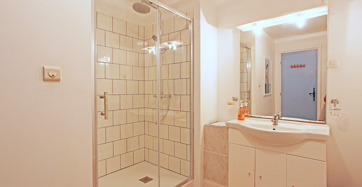 Gite 2 'Golden Fig' shower room